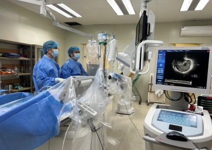 Nhân viên y tế thay phiên ép tim giành giật sự sống cho bệnh nhân trẻ đột ngột ngừng tuần hoàn